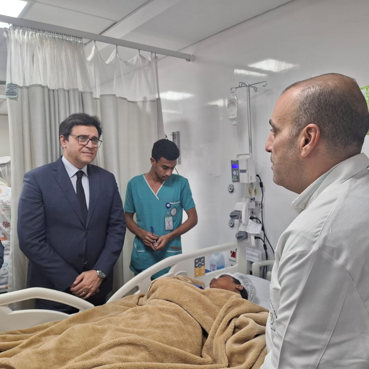 وزير الثقافة يطمئن على تعافي أغلب الحالات ومتابعة أربع حالات ما زالت تتلقى الرعاية بالمجمع الطبي بالأقصر 